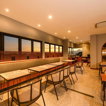 Nata Azana Hotel Solo Экстерьер фото