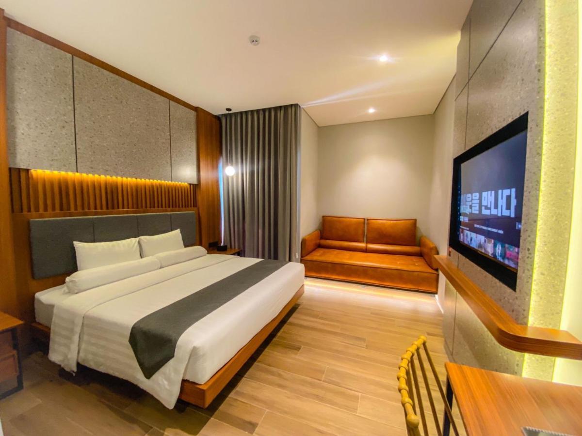 Nata Azana Hotel Solo Экстерьер фото