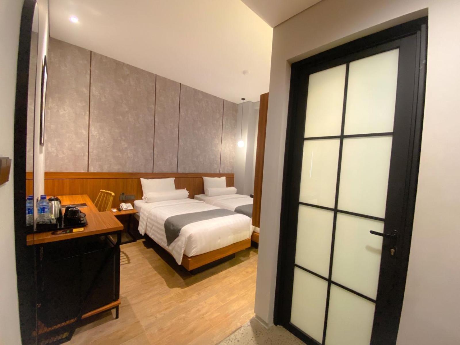 Nata Azana Hotel Solo Экстерьер фото
