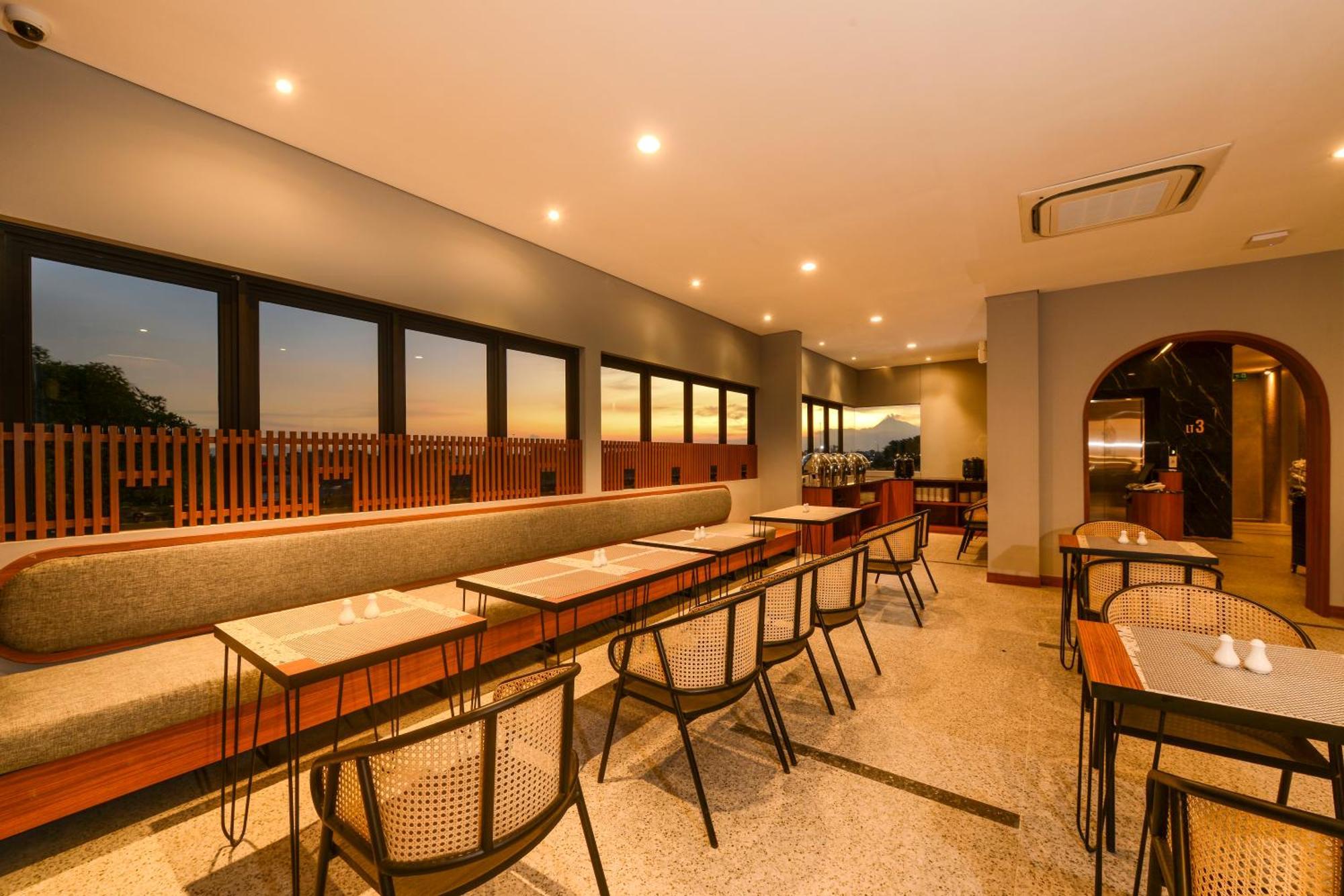 Nata Azana Hotel Solo Экстерьер фото
